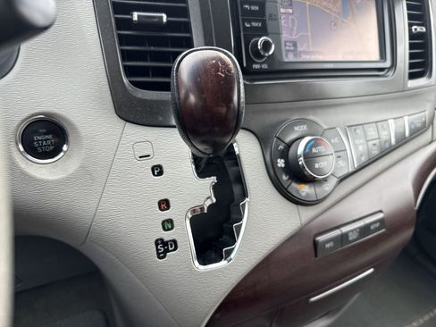 Used 2014 Toyota Sienna XLE image 21