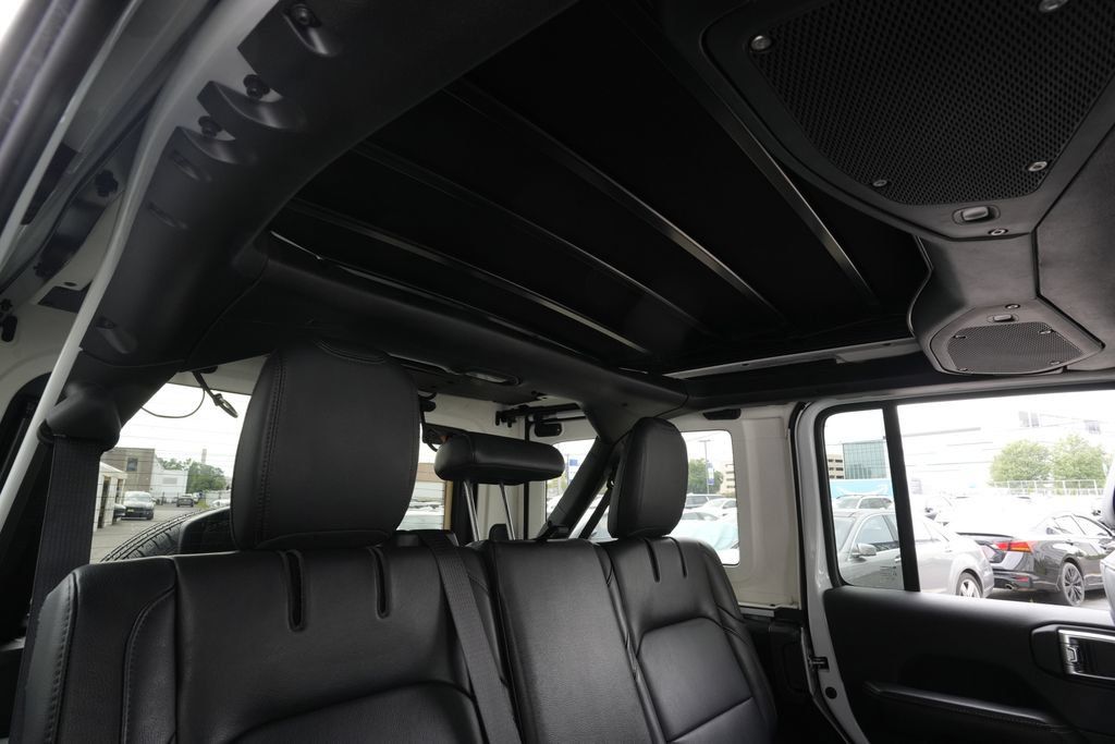 Used 2024 Jeep Wrangler Unlimited Sahara w/ Technology Group AWD/4WD image 29