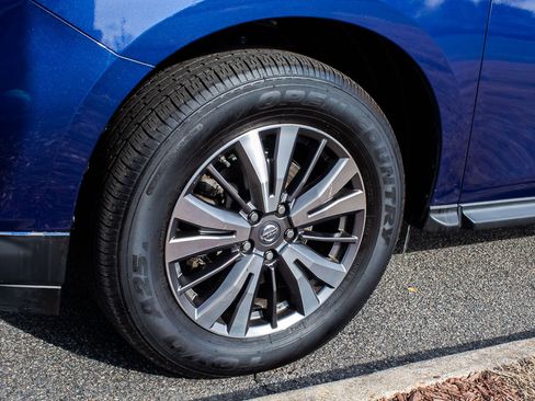 Used 2019 Nissan Pathfinder SV image 5