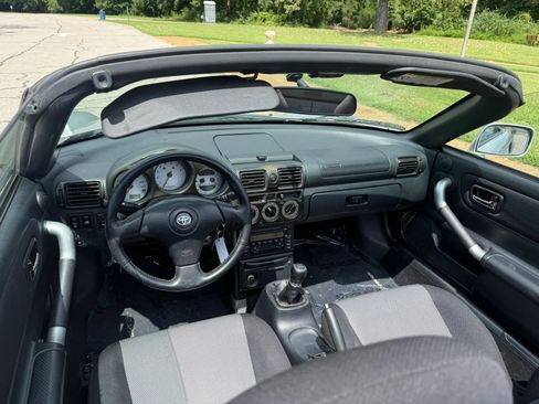 Used 2001 Toyota MR2 RWD image 10