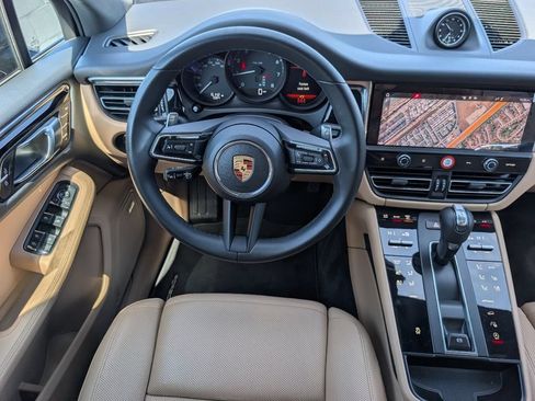 Certified 2025 Porsche Macan AWD/4WD image 19