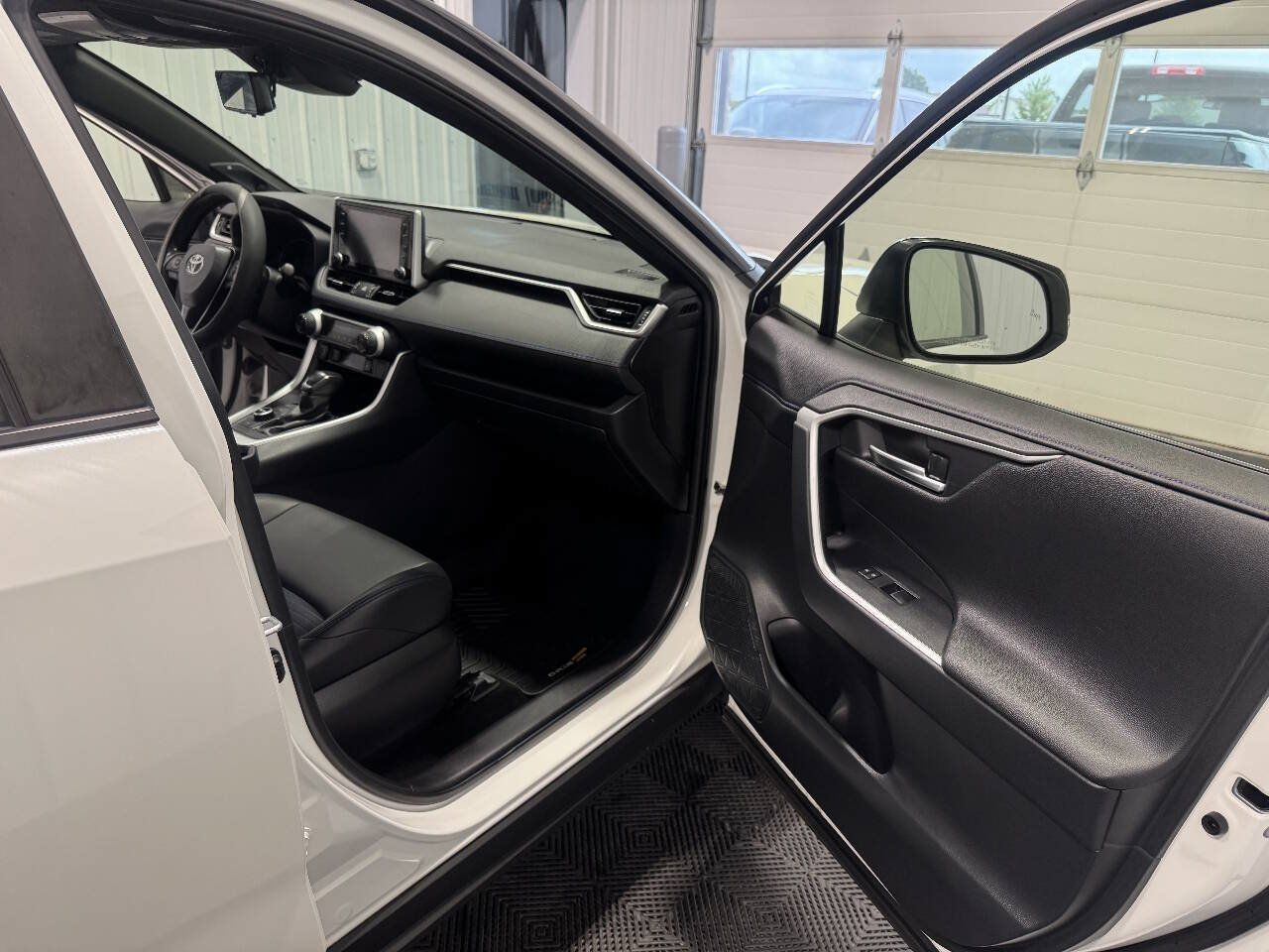 Used 2019 Toyota RAV4 XSE AWD/4WD image 17