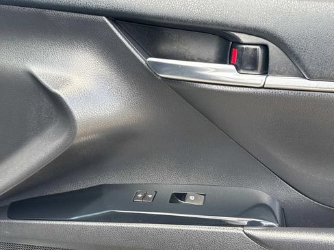 Used 2020 Toyota Camry SE FWD image 19