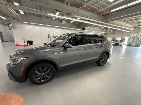 Certified 2023 Volkswagen Tiguan SE w/ Panoramic Sunroof Package AWD/4WD image 6