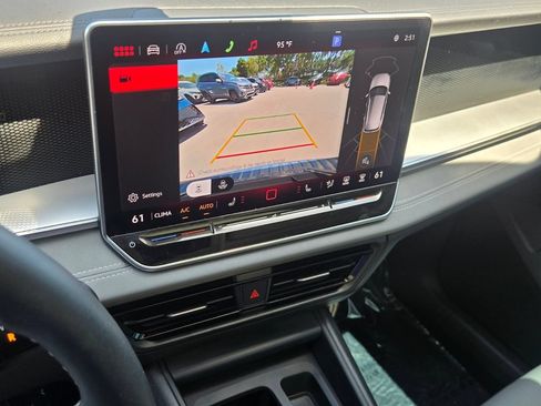 Certified 2025 Volkswagen Tiguan SE AWD/4WD image 22