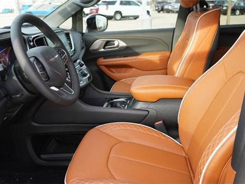 New 2026 Chrysler Pacifica Pinnacle image 21