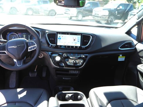 New 2025 Chrysler Voyager LX image 17