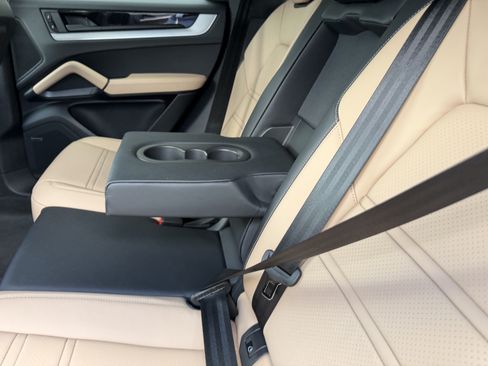 Certified 2025 Porsche Cayenne Coupe AWD/4WD image 20