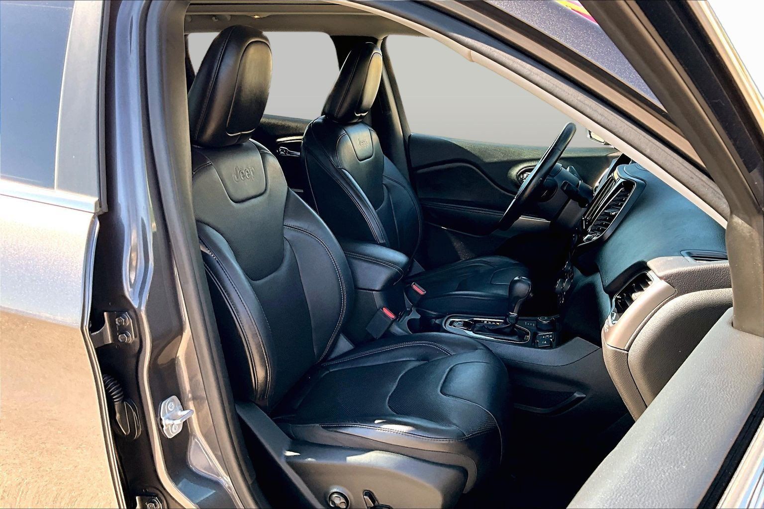 Used 2019 Jeep Cherokee Limited w/ Luxury Group AWD/4WD image 7