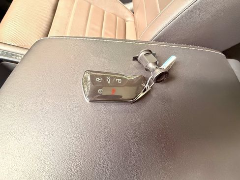 Used 2025 Volkswagen Atlas SEL AWD/4WD image 36