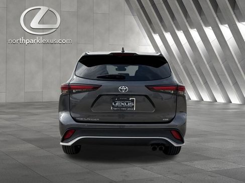 Used 2024 Toyota Highlander XSE image 8