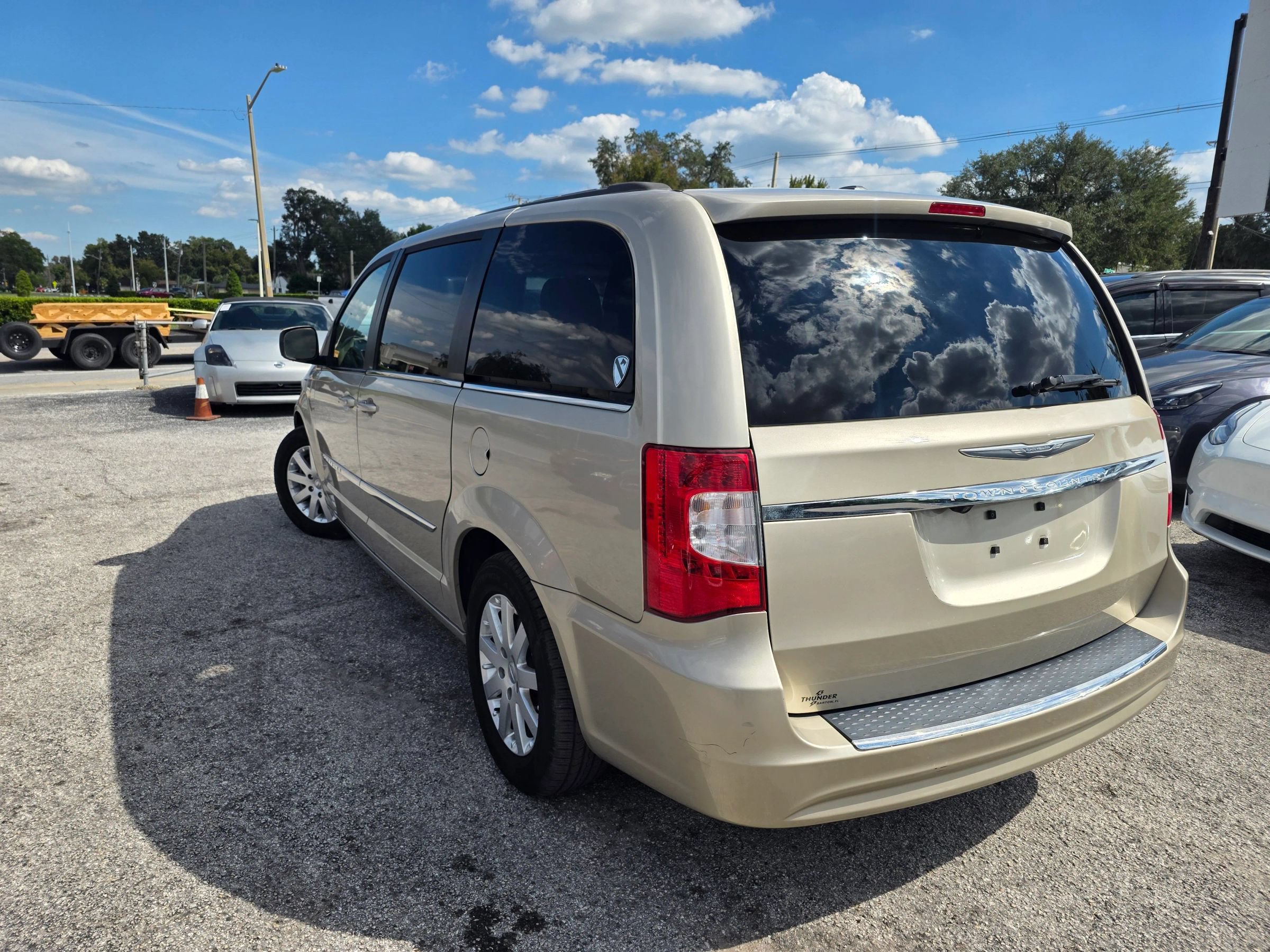 Used 2013 Chrysler Town & Country Touring FWD image 5