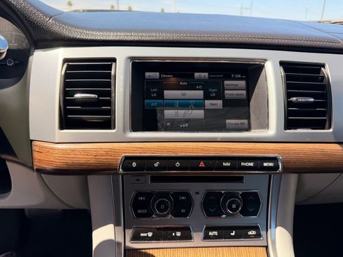 Used 2015 Jaguar XF Premium RWD image 19