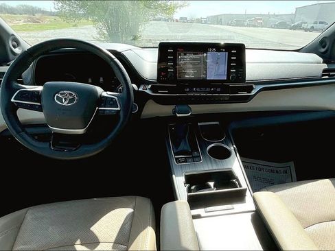 Used 2021 Toyota Sienna XLE image 11