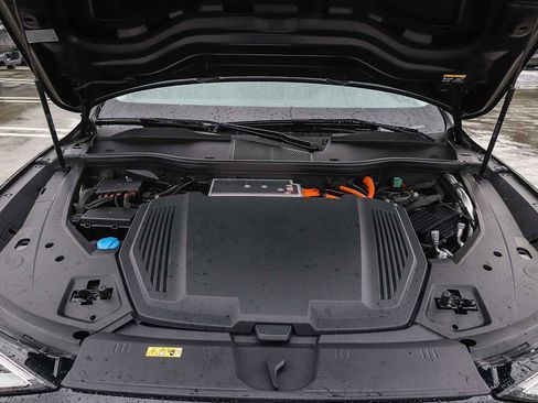 Used 2023 Audi e-tron Premium w/ Convenience Plus Package image 39