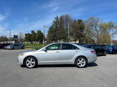 Used 2011 Toyota Camry LE image 5
