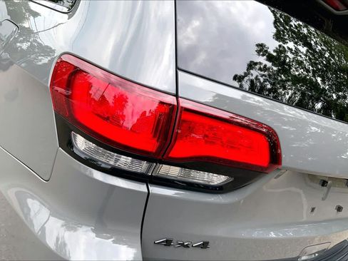 Used 2019 Jeep Grand Cherokee Altitude AWD/4WD image 27