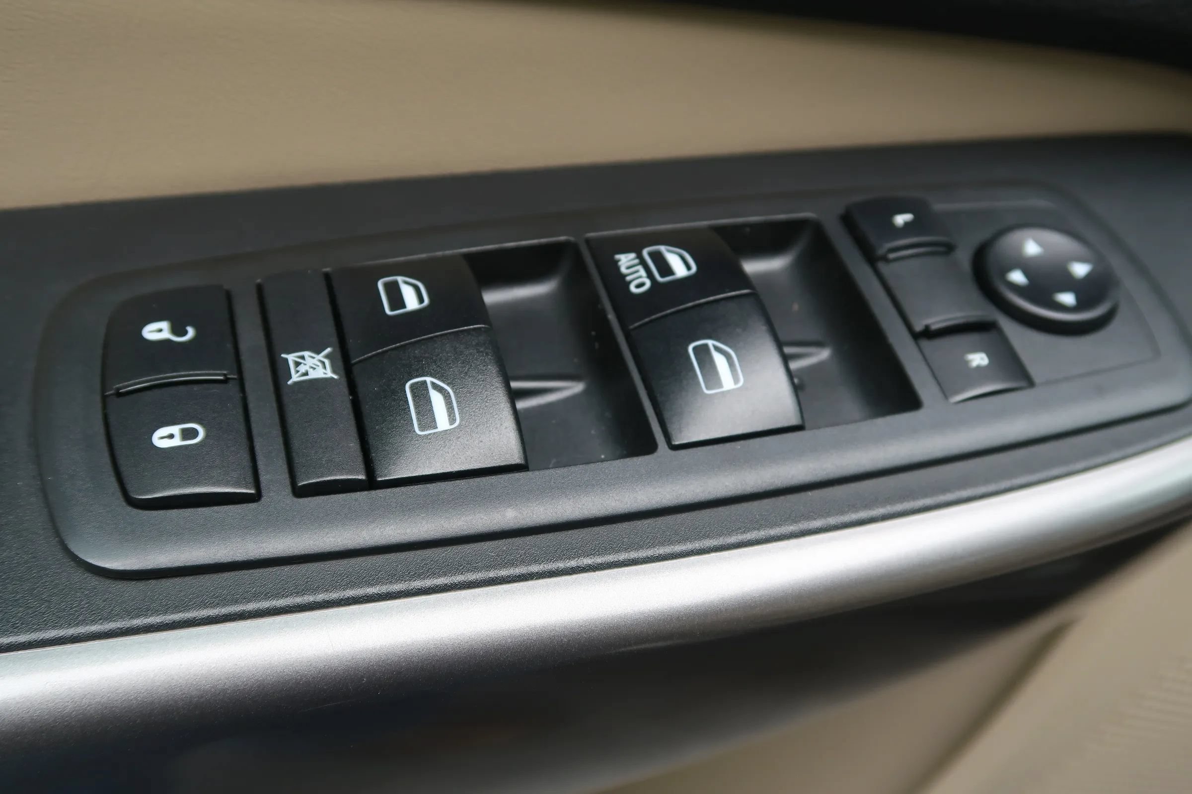 Used 2019 Jeep Cherokee Latitude w/ Popular Appearance Group FWD image 27