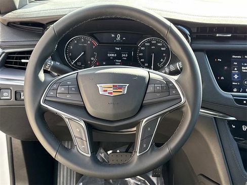 New 2025 Cadillac XT5 Luxury image 18
