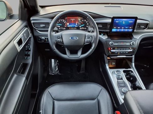 Used 2020 Ford Explorer XLT w/ Equipment Group 202A image 4