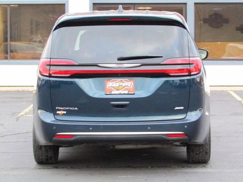 Used 2023 Chrysler Pacifica Touring-L image 8