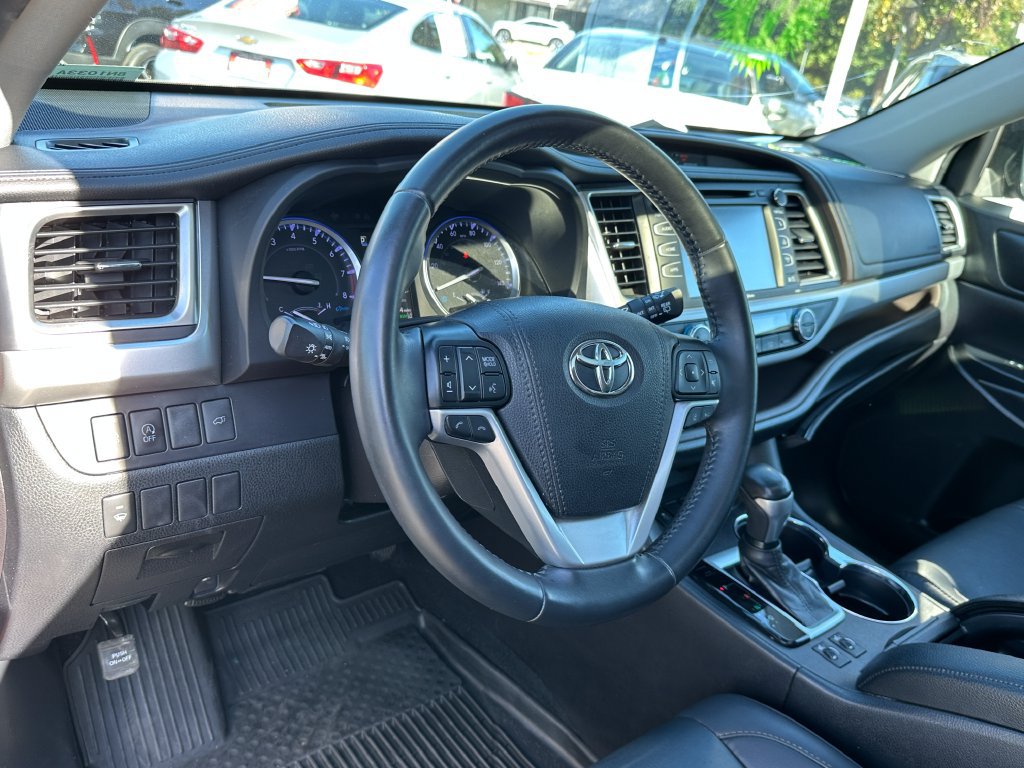 Used 2019 Toyota Highlander XLE FWD image 37