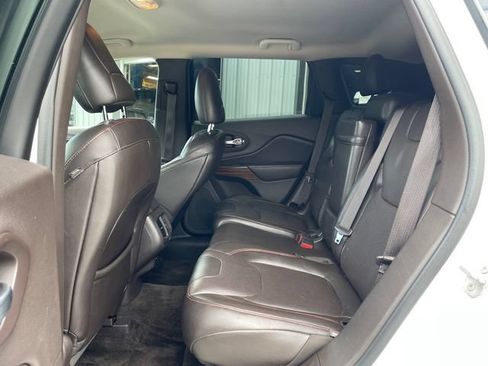 Used 2016 Jeep Cherokee Trailhawk w/ Leather Interior Group AWD/4WD image 12