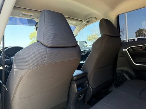 Used 2019 Toyota RAV4 LE FWD image 17