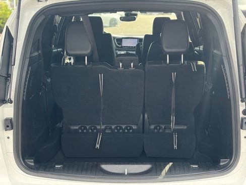 Used 2025 Chrysler Pacifica Select FWD image 9