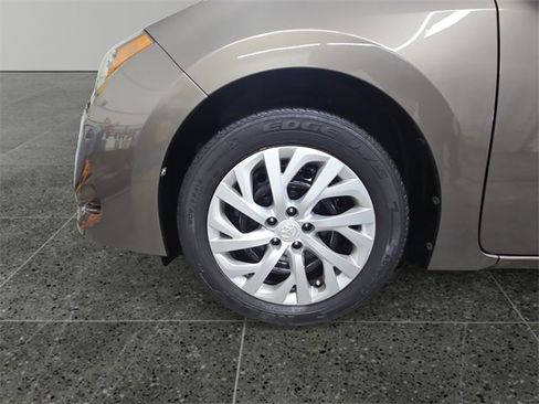Used 2017 Toyota Corolla LE image 18