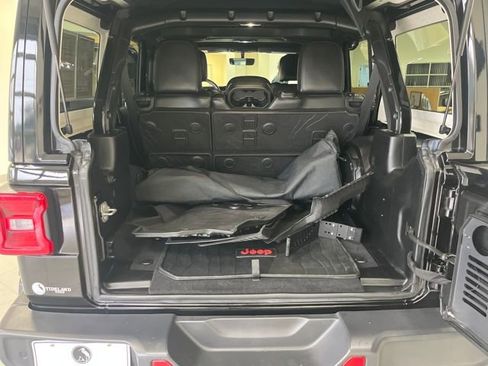 Used 2018 Jeep Wrangler Unlimited Sahara image 11