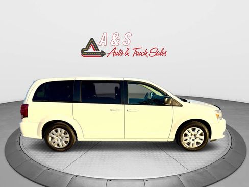 Used 2018 Dodge Grand Caravan SE w/ UConnect Hands-Free Group image 4