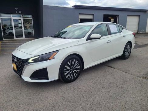 Used 2023 Nissan Altima 2.5 SV FWD image 2