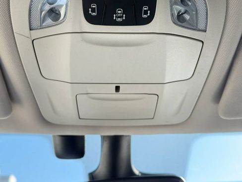 Used 2022 Chrysler Pacifica Touring-L FWD image 19