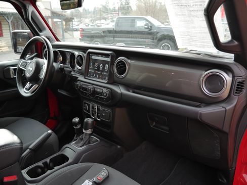 Used 2020 Jeep Wrangler Unlimited Sahara w/ Uconnect 4C Nav & Sound Group image 24