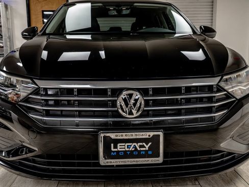 Used 2019 Volkswagen Jetta SE w/ Cold Weather Package FWD image 4