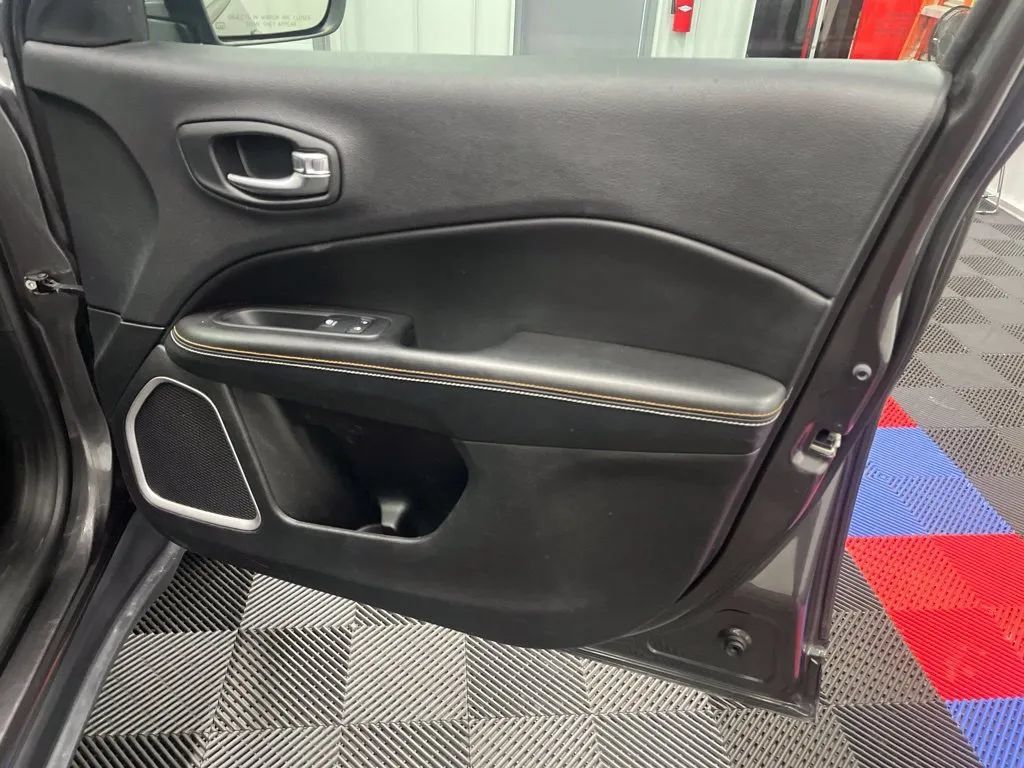 Used 2018 Jeep Compass Latitude w/ Popular Equipment Group AWD/4WD image 12