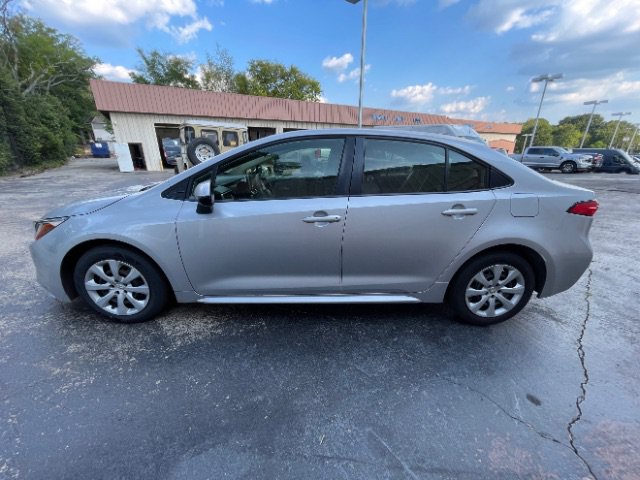 Used 2020 Toyota Corolla LE FWD image 3