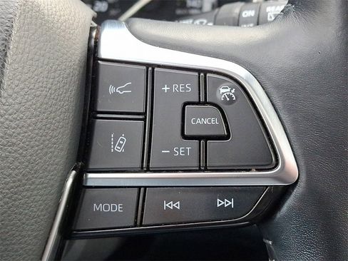 Used 2020 Toyota Highlander XLE image 23