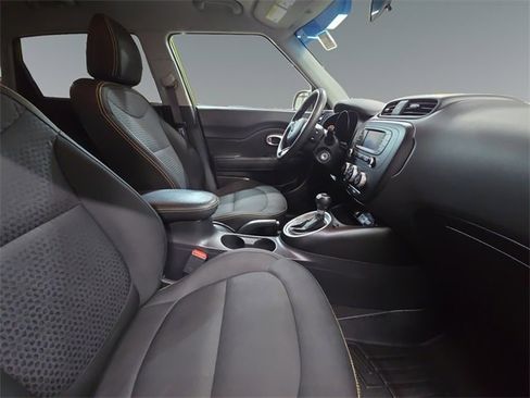 Used 2016 Kia Soul + image 19