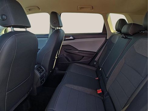 Used 2024 Volkswagen Taos SE image 9