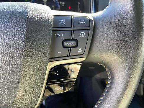 Used 2025 Toyota Camry SE w/ Convenience Package image 32