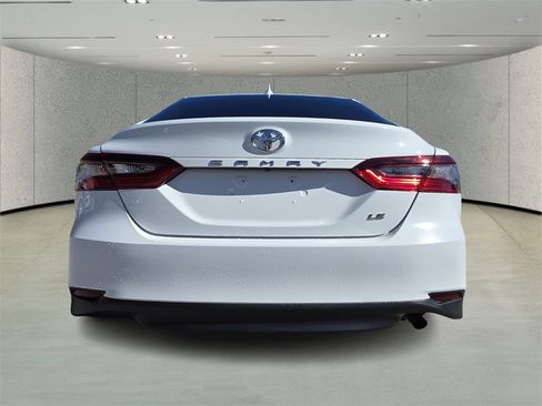 Used 2022 Toyota Camry LE image 4