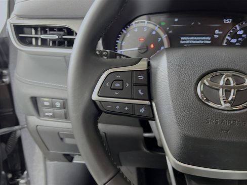 Used 2024 Toyota Highlander LE FWD image 19
