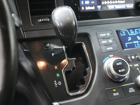Used 2016 Toyota Sienna SE FWD image 22