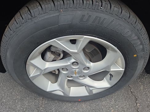 Used 2024 Chevrolet Trax LS w/ LS Convenience Package FWD image 12