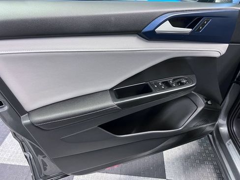 Certified 2024 Volkswagen Taos SE FWD image 7