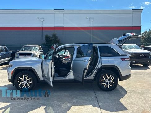 Used 2025 Jeep Grand Cherokee Limited AWD/4WD image 14