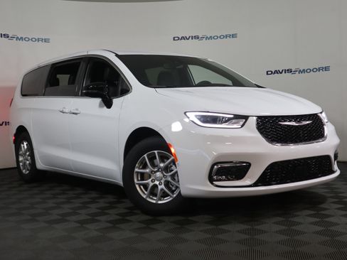 New 2026 Chrysler Pacifica Select image 2