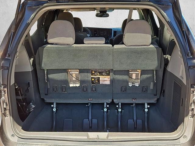 Used 2019 Toyota Sienna LE w/ Carpet Mat Package FWD image 6